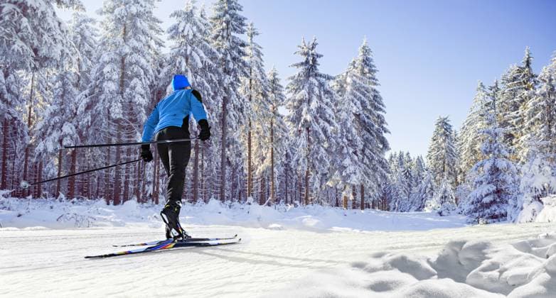 cross-country skiing A man cross-country skiing on the trail in wintry forest (License=RF) 17757840 ,model released, Symbolfoto Copyright: xZoonar.com ValxThoermerx 17757840 ,model released, Symbolfoto ,property released
