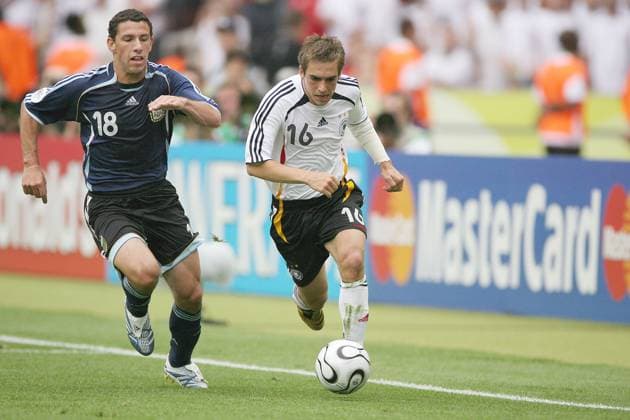 World Cup 2006-Quarter final, Germany vs Argentina Argentina s Maxi Rodriguez and Germany s Philipp Lahm battle for the ball during the FIFA World Cup, WM, Weltmeisterschaft, Fussball 2006, quarter final, Germany vs Argentina, in Berlin, Germany, on June 30, 2006. The game ended in draw 1-1 and Germany won (4-2) in a penalty-kick shootout. Photo by Gouhier-Hahn-Orban Cameleon ABACAPRESS.COM Berlin Germany  Copyright: xGouhier-Hahn-Orban ABACAx 101123_16 Gouhier-Hahn-Orban ABACAx 101123_16