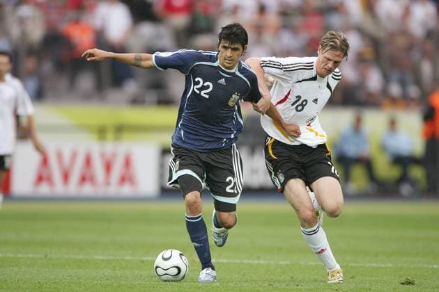 World Cup 2006-Quarter final, Germany vs Argentina Argentina s Luis Gonzales and Germany s Tim Borowski battle for the ball during the FIFA World Cup, WM, Weltmeisterschaft, Fussball 2006, quarter final, Germany vs Argentina, in Berlin, Germany, on June 30, 2006. The game ended in draw 1-1 and Germany won (4-2) in a penalty-kick shootout. Photo by Gouhier-Hahn-Orban Cameleon ABACAPRESS.COM Berlin Germany  Copyright: xGouhier-Hahn-Orban ABACAx 101123_22 Gouhier-Hahn-Orban ABACAx 101123_22