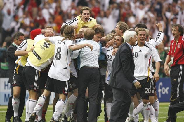 World Cup 2006-Quarter final, Germany vs Argentina Germany s team celebrates the victory during the FIFA World Cup, WM, Weltmeisterschaft, Fussball 2006, quarter final, Germany vs Argentina, in Berlin, Germany, on June 30, 2006. The game ended in draw 1-1 and Germany won (4-2) in a penalty-kick shootout. Photo by Christian Liewig ABACAPRESS.COM Berlin Germany  Copyright: xLiewigxChristian ABACAx 101125_27 LiewigxChristian ABACAx 101125_27