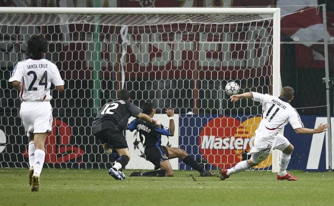 UEFA Champions League - Group B - Inter Milan vs Bayern Munchen Bayern Munchen s Lukas Podolski scores the second goal during the UEFA Champions League - Group B - Inter Milan vs FC Bayern Munchen, Italy, on September 27, 2006. Bayern won 2-0. Photo by Christian Liewig ABACAPRESS.COM Milan Italy  Copyright: xLiewigxChristian ABACAx 106576_34 LiewigxChristian ABACAx 106576_34