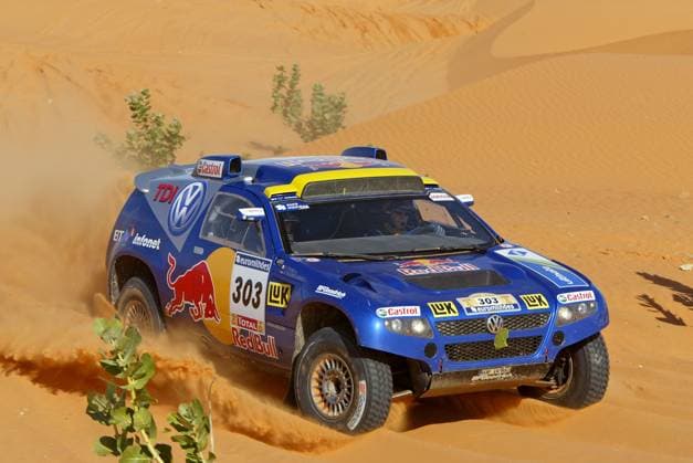 28th Dakar rally German driver Jutta Kleinschmidt and Italian co-driver Fabrizia Pons in their VW-Race-Touareg (303) through the 9th stage of the 2006 Lisbon-Dakar rally between Nouakchott and Kiffa, Mali on January 9, 2006. Jutta Kleinschmidt pulled out after destroying the front of her Volkswagen Touareg prototype by hitting a tree on January 11, 2006. Photo by Michel Maindru Cameleon ABACAPRESS.COM. Mali  Copyright: xMaindruxPhoto ABACAx 89844_13 MaindruxPhoto ABACAx 89844_13