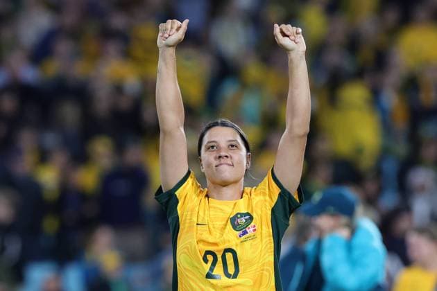 Sport Bilder des Tages Sam Kerr of Australia celebrates with fans after defeating Denmark during the round of 16 FIFA Women s World Cup 2023 match between Australia Women and Denmark Women at Stadium Australia, Sydney, Australia on 7 August 2023. Copyright: xPeterxDovganx 37990079