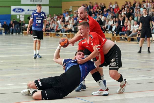 Sport Themen der Woche KW32 Sport Bilder des Tages 07.08.2023, xovx, Handball Lindencup, HSG Pohlheim - HSG Linden v.l. Malvin Werth (HSG Pohlheim), Simon Breser (HSG Linden), Nikolas Adamczyk (HSG Linden) Linden Stadthalle Hessen Deutschland (DE) *** 07 08 2023, xovx, Handball Lindencup, HSG Pohlheim HSG Linden v l Malvin Werth HSG Pohlheim , Simon Breser HSG Linden , Nikolas Adamczyk HSG Linden Linden Stadthalle Hessen Germany EN
