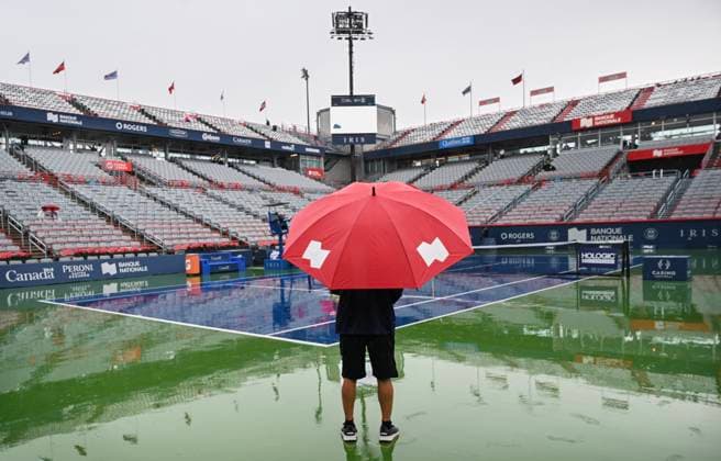 August 7, 2023, Montreal, PQ, Canada: A security officer stands on centre court during a break in play due to rain at the National Bank Open women s tennis tournament in Montreal, Monday, August 7, 2023. Canada News - August 7, 2023  - ZUMAc35_ 20230807_zaf_c35_041 Copyright: xGrahamxHughesx