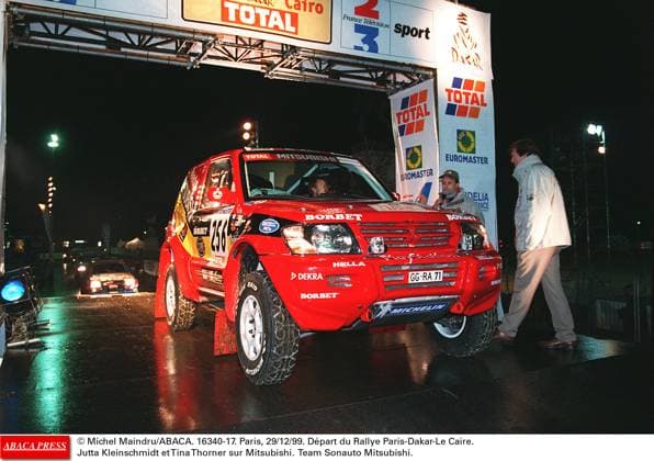 16340 17 Michel Maindru ABACA. 16340-17. Paris, 29 12 99. DÅ½part du Rallye Paris-Dakar-Le Caire. Jutta Kleinschmidt et Tina Thorner sur Mitsubishi. Team Sonauto Mitsubishi.  Copyright: xMaindruxPhoto ABACAx 16340_17 MaindruxPhoto ABACAx 16340_17