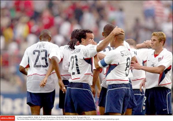 35360 16 Hahn-Liewig ABACA. 35360-16. Suwon-South Korea, 05 06 2002. World Cup 2002. Portugal-USA. 2-3.The United States shocked Portugal with three goals in the first 36 minutes at Suwon World Cup Stadium . Pictured: US team celebrating a goal.  Copyright: xHahn-Liewig ABACAx 35360_16 Hahn-Liewig ABACAx 35360_16