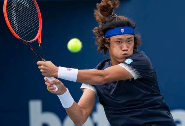 (230808) -- TORONTO, Aug. 8, 2023 -- Zhang Zhizhen of China returns the ball during the first round of men s singles match between Zhang Zhizhen of China and Thanasi Kokkinakis of Australia at the 2023 National Bank Open in Toronto, Canada, on Aug. 7, 2023. (Photo by Xinhua) (SP)CANADA-TORONTO-TENNIS-NATIONAL BANK OPEN-MEN S SINGLES ZouxZheng 