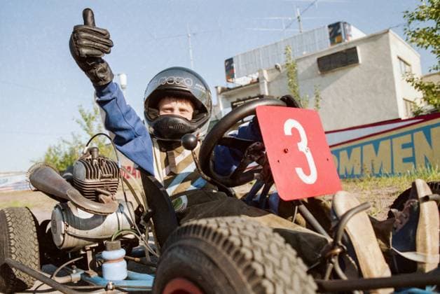 Archivbilder der Woche SPORT KW34 May, 1991. Sosnovy Bor, Leningrad Region, USSR. Leningrad s karting champion, Mikhail Mitrokhin, 8, poses for a photo during a training session at the Neptun sports club. The exact date of the photograph is unknown.  17730637