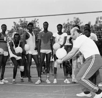 Archivbilder der Woche SPORT KW34 April, 1976. Republic of Chad. Soviet coach Hayam Zulfugarov trains the Chad National Volleyball Team. The exact date and location of the photograph is unknown. N. Baratov TASS  22559984