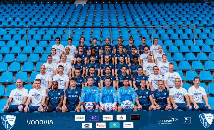 VfL Bochum; 1.BL, Porträttermin 2023 2024, Mannschaftsfoto 5. Reihe, von links nach rechts Niklas Honnete (Videoanalyst), Robin Mehring (Videoanalyst), Tim Oermann, Moritz Broschinski, Philipp Hofmann, Ivan Ordets, Mats Pannewig, Erhan Masovic, Max Tolischus (Teammanager) 4. Reihe, von links nach rechts Sasa Zivanovic (Physiotherapeut), Dennis Sarteh (Physiotherapeut), Patrick Osterhage, Moritz-Broni Kwarteng, Anthony Losilla, Noah Loosli, Moritz Römling, Rexhep Kushutani (Leistungsdiagnostik), Marius Kirmse (Ernährungsberatung) 3. Reihe, von links nach rechts Peter Greiber (Torwarttrainer), Klaus Luisser (Athletiktrainer), Gerrit Holtmann (inzwischen an Antalyaspor verliehen), Mohammed Tolba, Lukas Daschner, Matus Bero, Jordi Osei-Tutu, Björn Kadlubowski (Reha-Trainer), Benedikt Oppenhäuser (Reha-Trainer) 2. Reihe, von links nach rechts Thomas Letsch (Cheftrainer), Jan Fießer (Co-Trainer), Jacek Goralski, Kevin Stöger, Takuma Asano, Cristian Gamboa, Danilo Soares, Frank Heinemann (Co-Trainer), Markus Feldhoff (Co-Trainer) 1. Reihe von unten, von links nach rechts Maik Liesbrock (Leitung Physiotherapie & Reha), Dr. Ghani Hilal (Arzt), Christopher Antwi-Adjei, Luis Hartwig, Michael Esser, Manuel Riemann, Niclas Thiede, Simon Zoller, Felix Passlack, Andreas Pahl (Zeugwart), Markus Eggers (Zeugwart) Es fehlen: Prof. Dr. Karl-Heinz Bauer (Arzt), Bernardo, Philipp Förster, Lys Mousset Foto: Poolfoto VfL Bochum via TEAM2sportphoto Aktuelles Mannschaftsfoto VfL Bochum 2023 2024 Team2