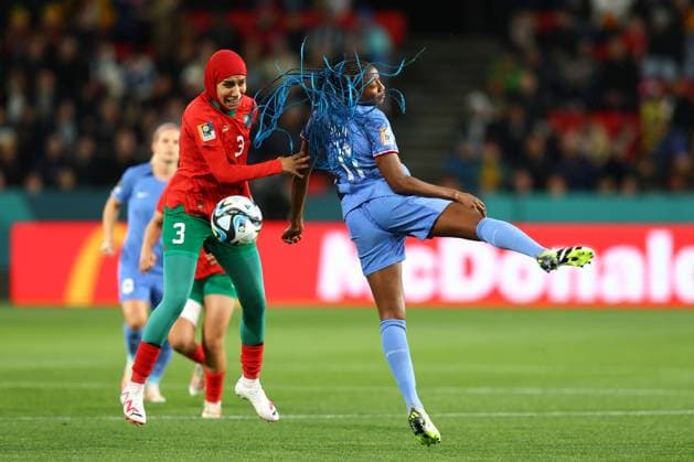 Bilder des Jahres 2023, Sport 08 August Sport Themen der Woche KW32 Sport Bilder des Tages France v Morocco Women 8 August 2023, Adelaide - Women™s World Cup 2023 - Round of Sixteen - France v Morocco Women - Nouhaila Benzina of Morocco and Kadidiatou Diani of France - Photo: Charlotte Wilson Offside. Adelaide Australia *** Frankreich gegen Marokko Frauen 8. August 2023, Adelaide Frauen-Weltmeisterschaft 2023 Achtelfinale Frankreich gegen Marokko Frauen Nouhaila Benzina aus Marokko und Kadidiatou Diani aus Frankreich Foto Charlotte Wilson Abseits Adelaide Australien  Copyright: xCharlottexWilsonx xOffsidexOffside