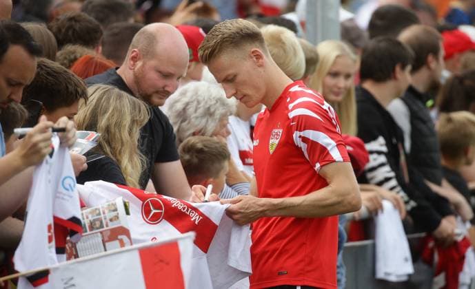 Stuttgart , soccer training VfB Stuttgart , Chris Führich signs autographs for fans