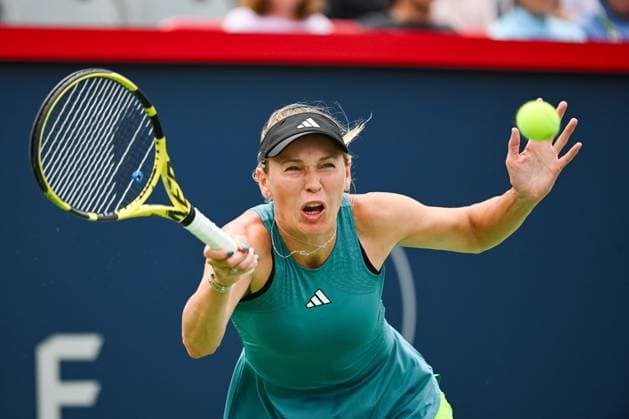 MONTREAL, QC - AUGUST 08: Caroline Wozniacki (DEN) returns the ball during a first round match at WTA, Tennis Damen National Bank Open on August 08, 2023 at IGA Stadium in Montreal, QC (Photo by David Kirouac Icon Sportswire) TENNIS: AUG 08 National Bank Open EDITORIAL USE ONLY Icon230808035