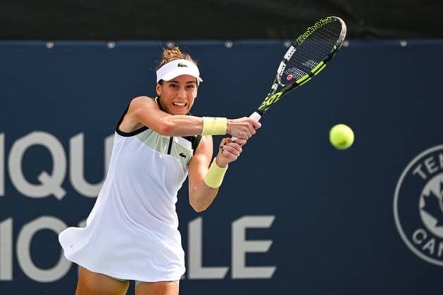 MONTREAL, QC - AUGUST 08: Bernarda Pera (USA) returns the ball during a first round match at WTA, Tennis Damen National Bank Open on August 08, 2023 at IGA Stadium in Montreal, QC (Photo by David Kirouac Icon Sportswire) TENNIS: AUG 08 National Bank Open EDITORIAL USE ONLY Icon230808057