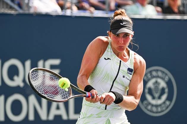 MONTREAL, QC - AUGUST 08: Beatriz Haddad Maia (BRA) returns the ball during a first round match at WTA, Tennis Damen National Bank Open on August 08, 2023 at IGA Stadium in Montreal, QC (Photo by David Kirouac Icon Sportswire) TENNIS: AUG 08 National Bank Open EDITORIAL USE ONLY Icon230808067