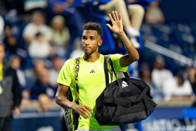 TORONTO, ON - AUGUST 08: Felix Auger Aliassime of Canada leaves the court after his first round match of the National Bank Open, part of the Hologic ATP, Tennis Herren Tour, at Sobeys Stadium on August 8, 2023 in Toronto, Canada. (Photo by Julian Avram Icon Sportswire) TENNIS: AUG 08 National Bank Open EDITORIAL USE ONLY Icon2308082532