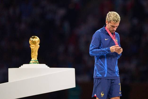 Antoine GRIEZMANN, FRA 7 sad after the WC Final match ARGENTINA - FRANCE 3-3 (7-5 after penalty shoot out) FIFA World Cup, WM, Weltmeisterschaft, Fussball 2022 QATAR Season 2022 2023, Dec 18, 2022 in Lusail Stadium in Doha, Qatar.