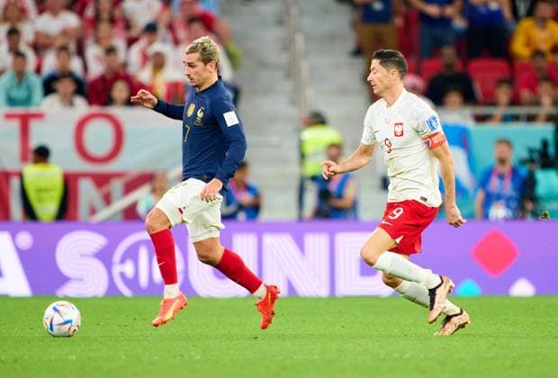 Antoine GRIEZMANN, FRA 7 compete for the ball, tackling, duel, header, zweikampf, action, fight against Robert LEWANDOWSKI, Pol 9 in the round of best 16 match FRANCE - POLAND 3-1 FIFA World Cup, WM, Weltmeisterschaft, Fussball 2022 QATAR Season 2022 2023, Dec 4, 2022 in Al Thumama Stadium in Doha, Qatar.