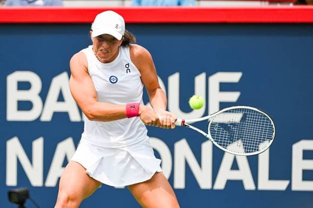 MONTREAL, QC - AUGUST 09: Iga Swiatek (POL) returns the ball during a second round match at WTA, Tennis Damen National Bank Open on August 09, 2023 at IGA Stadium in Montreal, QC (Photo by David Kirouac Icon Sportswire) TENNIS: AUG 09 National Bank Open EDITORIAL USE ONLY Icon230809022
