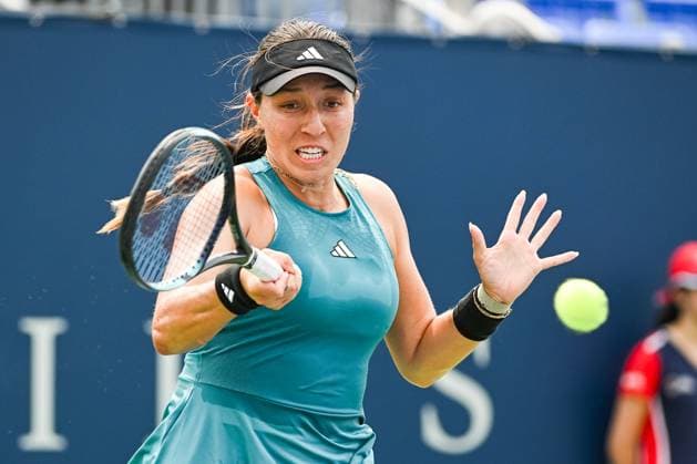 MONTREAL, QC - AUGUST 09: Jessica Pegula (USA) returns the ball during a second round match at WTA, Tennis Damen National Bank Open on August 09, 2023 at IGA Stadium in Montreal, QC (Photo by David Kirouac Icon Sportswire) TENNIS: AUG 09 National Bank Open EDITORIAL USE ONLY Icon230809030