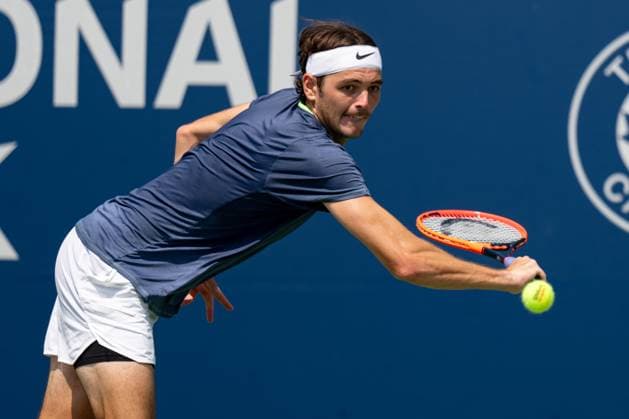 TORONTO, ON - AUGUST 09: Taylor Fritz of the United States hits a shot during his second round match of the National Bank Open, part of the Hologic ATP, Tennis Herren Tour, at Sobeys Stadium on August 9, 2023 in Toronto, Canada. (Photo by Julian Avram Icon Sportswire) TENNIS: AUG 09 National Bank Open EDITORIAL USE ONLY Icon2308090052