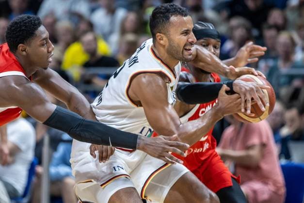 Basketball Laender games, Germany Canada, Mercedes Benz Arena Germanys Johannes Thiemann M fights Shai Gilgeous Alexander r from Canada for the ball Basketball Laender game Germany Canada