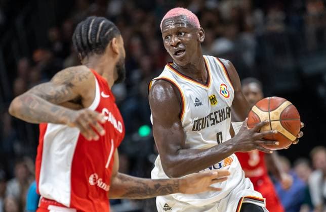 Basketball Laender games, Germany Canada, Mercedes Benz Arena Germanys Isaac Bonga r fights Nickeil Alexander Walker from Canada for the ball Basketball Laender game Germany Canada