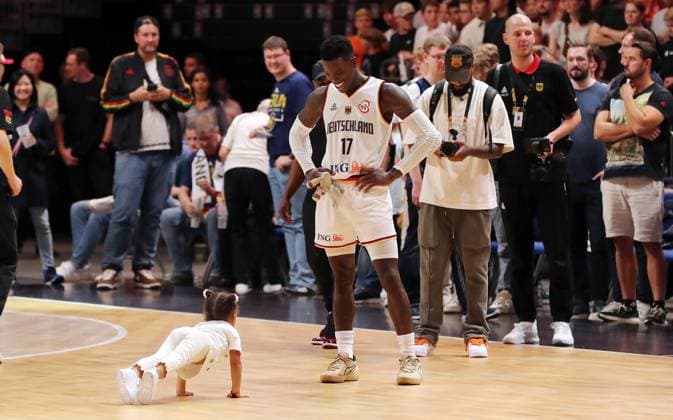 Dennis Schröder GER laughs, in front of it his daughter does push-ups Sports Basketball DBB National Team Men International Match Season 2023 2024 09 08 2023 Germany GER vs Canada CAN