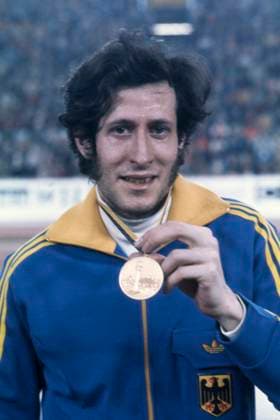 Archivbilder der Woche SPORT KW34 Ingo SENSBURG, Deutschland, Leichtathletik, 3000m-Lauf, Jubel, jubeln, Freude, cheers, mit der Goldmedaille bei der Siegerehrung, wird Europameister ueber 3000m bei der Hallen EM 1976 in Muenchen, 22.021976 Â *** Ingo SENSBURG, Germany, athletics, 3000m run, cheers, joy, cheers, with the gold medal at the award ceremony, becomes European champion over 3000m at the 1976 European Indoor Championships in Munich, 22 021976 Â