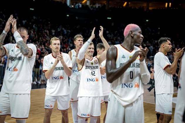 Basketball Berlin 09 08 2023 DBB national team men international test match Germany GER Canada CAN cheering after the game Daniel Theis Germany, No 10 Nils Giffey Germany, No 05 Moritz Wagner Germany, No 13 Andreas Obst Germany, No 42 Isaac Bonga Germany, No 00 Oscar da Silva Germany, No 01 vlnr