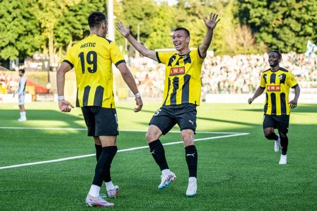 230810 Srdjan Hrstic of Häcken celebrates with Kristoffer Lund Hansen and Ibrahim Sadiq of Häcken after 0 1 during the UEFA Europa League qualifying match between Zalgiris Vilnius and Häcken on August 10, 2023 in Vilnius Photo Emma Wallskog BILDBYRAN COP 320 EW0236 football soccer football uefa europa league zalgiris vilnius häcken bbeng jubel  Copyright: EMMAxWALLSKOG BB230810EW030