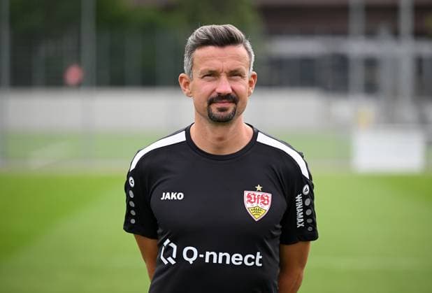 FUSSBALL 1 BUNDESLIGA SAISON 2023 2024 09 08 2023 photo opportunity at VfB Stuttgart on the training ground Praeventivtrainer Martin Franz