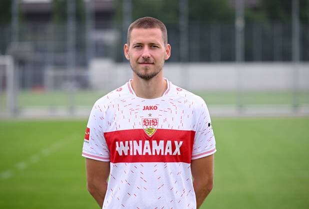 FUSSBALL 1. BUNDESLIGA SAISON 2023 2024 09.08.2023 Fototermin beim VfB Stuttgart auf dem Trainingsgelaende: Waldemar Anton *** FUSSBALL 1 BUNDESLIGA SAISON 2023 2024 09 08 2023 photo opportunity at VfB Stuttgart on the training ground Waldemar Anton