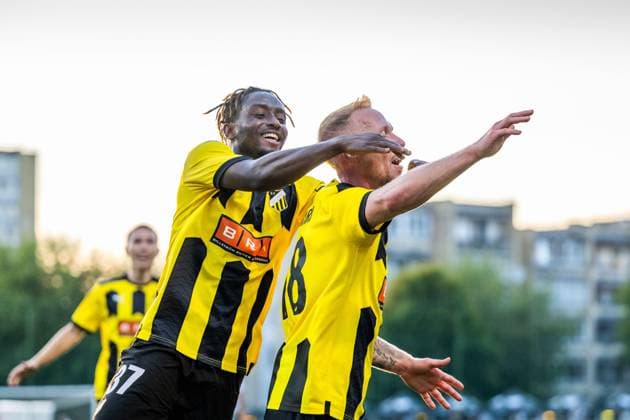 230810 Mikkel Rygaard Jensen of Häcken celebrates with Ibrahim Sadiq of Häcken after 0 3 during the UEFA Europa League qualifying match between Zalgiris Vilnius and Häcken on August 10, 2023 in Vilnius Photo Emma Wallskog BILDBYRAN COP 320 EW0236 fotboll football soccer fotball uefa europa league zalgiris vilnius häcken bbeng jubel  Copyright: EMMAxWALLSKOG BB230810EW038