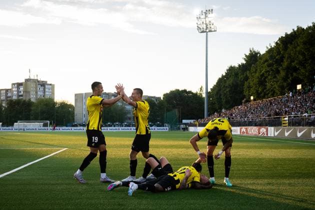 230810 Mikkel Rygaard Jensen celebrates with Srdjan Hrstic, Kristoffer Lund Hansen, Ibrahim Sadiq and Amor Layouni after 0 3 during the UEFA Europa League qualifying match between Zalgiris Vilnius and Häcken on August 10, 2023 in Vilnius Photo Emma Wallskog BILDBYRAN COP 320 EW0236 fotboll soccer football uefa europa league zalgiris vilnius häcken bbeng jubel  Copyright: EMMAxWALLSKOG BB230810EW043