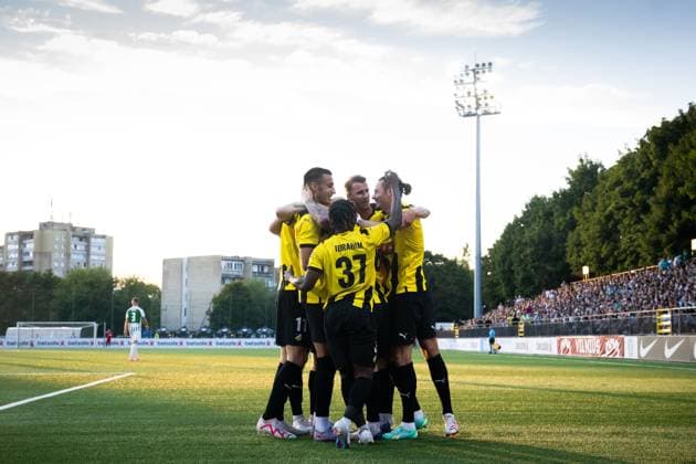 230810 Mikkel Rygaard Jensen celebrates with team mates after 0 3 during the UEFA Europa League qualifying match between Zalgiris Vilnius and Häcken on August 10, 2023 in Vilnius Photo Emma Wallskog BILDBYRAN COP 320 EW0236 fotboll soccer football uefa europa league zalgiris vilnius häcken bbeng jubel  Copyright: EMMAxWALLSKOG BB230810EW045