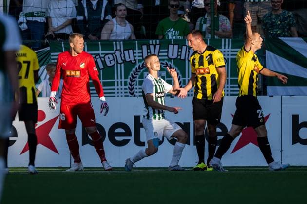 230810 goalkeeper Peter Abrahamsson, Even Hovland and Kristoffer Lund Hansen of Häcken against Paulius Golubickas of Zalgiris Vilnius during the UEFA Europa League qualifying match between Zalgiris Vilnius and Häcken on August 10, 2023 in Vilnius Photo Emma Wallskog BILDBYRAN COP 320 EW0236 fotboll football soccer football uefa europa league zalgiris vilnius häcken bbeng  Copyright: EMMAxWALLSKOG BB230810EW059