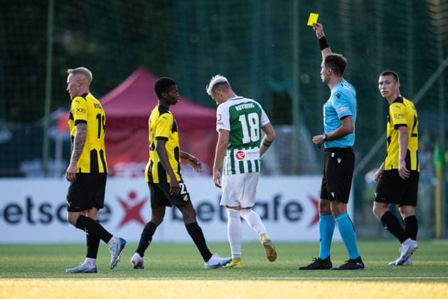 230810 Akoua Romeo Amane of Häcken receives a yellow card from Referee Mykola Balakin during the UEFA Europa League qualifying match between Zalgiris Vilnius and Häcken on August 10, 2023 in Vilnius Photo Emma Wallskog BILDBYRAN COP 320 EW0236 fotboll football soccer fotball uefa europa league zalgiris vilnius häcken bbeng  Copyright: EMMAxWALLSKOG BB230810EW066