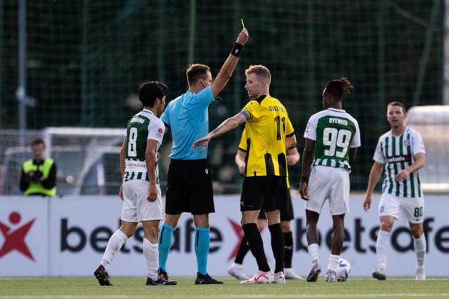 230810 Samuel Gustafson of Häcken receives a yellow card from Referee Mykola Balakin during the UEFA Europa League qualifying match between Zalgiris Vilnius and Häcken on August 10, 2023 in Vilnius Photo Emma Wallskog BILDBYRAN COP 320 EW0236 fotboll soccer fotball uefa europa league zalgiris vilnius häcken bbeng  Copyright: EMMAxWALLSKOG BB230810EW079