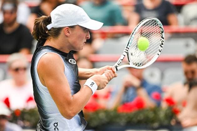 MONTREAL, QC - AUGUST 10: Iga Swiatek (POL) returns the ball during a third round match at WTA, Tennis Damen National Bank Open on August 10, 2023 at IGA Stadium in Montreal, QC (Photo by David Kirouac Icon Sportswire) TENNIS: AUG 10 National Bank Open EDITORIAL USE ONLY Icon230810022