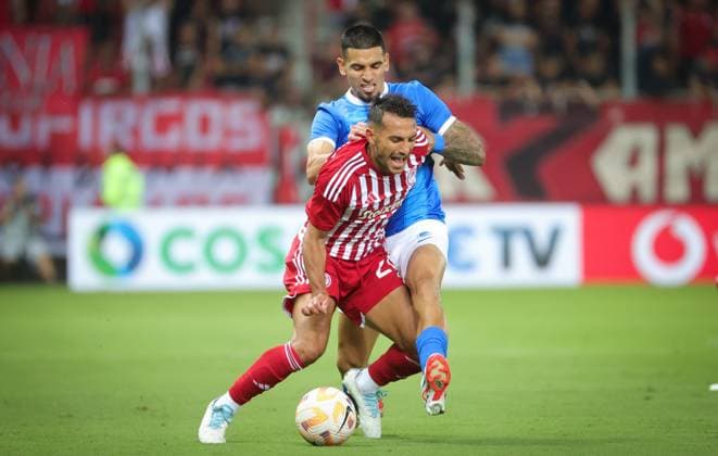 Genk s Daniel Munoz Mejia and Olympiacos Joao Carvalho fight for the ball during a soccer game between Greek Olympiacos F.C. and Belgian KRC Genk, Thursday 10 August 2023 in Piraeus, Greece, the first leg of the third qualifying round for the UEFA Europa League competition. VIRGINIExLEFOUR  x71871488x