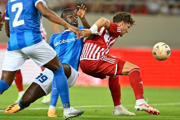 Olympiacos v KRC Genk - UEFA Europa League Qualifying ATHENS, GREECE - AUGUST 10 : Arokodare Tolu forward of KRC Genk and Retsos Panagiotis defender of Olympiacos during the 1st leg match of the UEFA Europa League season 2023 - 2024 third qualifying round between Olympiacos and KRC Genk on August 10, 2023 in Athens, Greece, 10 08 2023 Athens Greece  Copyright: xDhax
