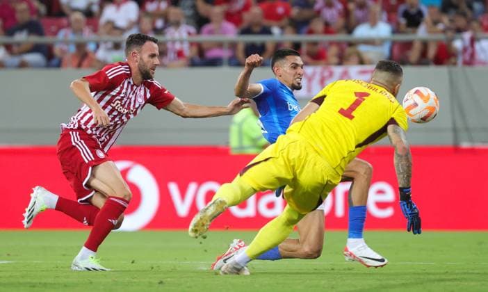 Olympiacos Quini and Genk s Daniel Munoz Mejia fight for the ball during a soccer game between Greek Olympiacos F.C. and Belgian KRC Genk, Thursday 10 August 2023 in Piraeus, Greece, the first leg of the third qualifying round for the UEFA Europa League competition. VIRGINIExLEFOUR  x71872925x