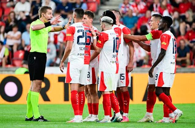 Players of Slavia Praha debate with referee, left, during the UEFA Europa League first soccer match of 3rd qualifying round: Slavia Praha vs Dnipro, Prague, Czech Republic, August 10, 2023. (CTKxPhoto RomanxVondrous) CTKPhotoP2023081007784  CTKPhotoP2023081007784