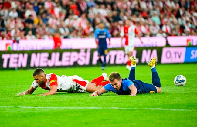 Ondrej Lingr of Slavia Praha, left, and Ruslan Babenko of Dnipro in action during the UEFA Europa League first soccer match of 3rd qualifying round: Slavia Praha vs Dnipro, Prague, Czech Republic, August 10, 2023. (CTKxPhoto RomanxVondrous) CTKPhotoP2023081007814  CTKPhotoP2023081007814