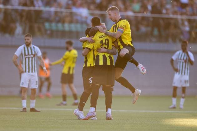 230810 Srdjan Hrstic of Häcken celebrates with team mates after 0 2 during the UEFA Europa League qualifying match between Zalgiris Vilnius and Häcken on August 10, 2023 in Vilnius Photo Emma Wallskog BILDBYRAN COP 320 EW0236 fotboll soccer football uefa europa league zalgiris vilnius häcken bbeng jubel  Copyright: EMMAxWALLSKOG BB230810EW122