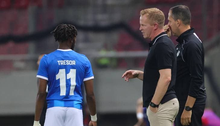 Genk s Mike Tresor Ndayishimiye and Genk s head coach Wouter Vrancken pictured during a soccer game between Greek Olympiacos F.C. and Belgian KRC Genk, Thursday 10 August 2023 in Piraeus, Greece, the first leg of the third qualifying round for the UEFA Europa League competition. VIRGINIExLEFOUR  x71873708x