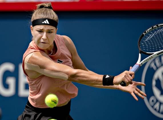 (230811) -- MONTREAL, Aug. 11, 2023 -- Karolina Muchova of the Czech Republic hits a return during the women s singles round of 16 match between Karolina Muchova of the Czech Republic and Iga Swiatek of Poland at the National Bank Open tennis tournament in Montreal, Canada, on Aug. 10, 2023. (Photo by Xinhua) (SP)CANADA-MONTREAL-TENNIS-NATIONAL BANK OPEN-WOMEN S SINGLES AndrewxSoong 