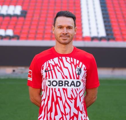 Nicolas Hoefler SC Freiburg, 27 1 Bundesliga, SC Freiburg, Portraettermin 2023 2024, 10 08 2023, DFL REGULATES PROHIBIT ANY USE OF PHOTOGRAPHS AS IMAGE SEQUENCES AND OR QUASI VIDEO GER, Football, Men, 1 Bundesliga, Spielzeit 2023 2024, SC Freiburg, Portraettermin 2023 2024, 10 08 2023, Freiburg im Breisgau Copyright: xEibner-Pressefoto SilasxSchuellex EP_EER